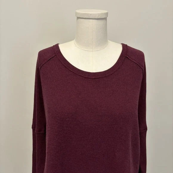 Aritzia TNA Alder Thermal Long Sleeve Waffle Knit Relaxed Fit Top Burgundy Small - Picture 7 of 16